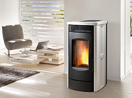 Stufa a pellet per riscaldare l&#039;acqua lw12 rivestimento classic bianco 12 kw